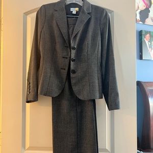 LOFT woman’s suite- great condition - 0P jacket and 2P pants